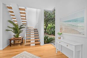 Luxurious 5-bed Home by Avoca Beach