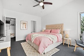 Luxurious 5-bed Home by Avoca Beach