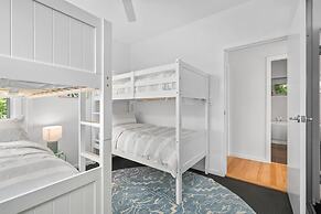 Luxurious 5-bed Home by Avoca Beach