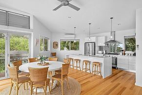 Luxurious 5-bed Home by Avoca Beach