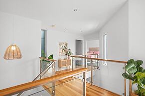 Luxurious 5-bed Home by Avoca Beach