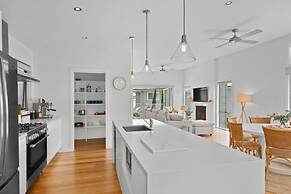 Luxurious 5-bed Home by Avoca Beach