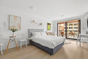 Ideal Studio Inner-city Pad With Private Balcony