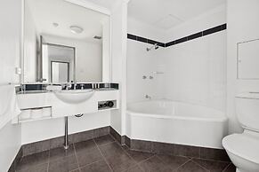 Spacious Inner-west 2-bed With Alfresco Dining