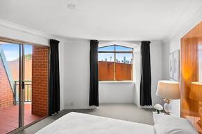 Spacious Inner-west 2-bed With Alfresco Dining