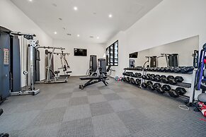Chic 1-bed With Sophisticated Decor,