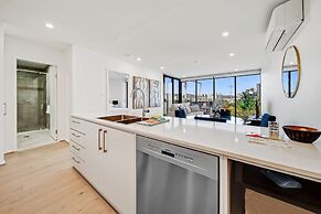 Chic 1-bed With Sophisticated Decor,