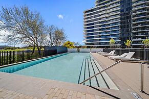 Chic 1-bed With Sophisticated Decor,