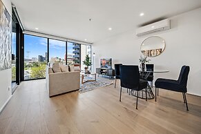 Chic 1-bed With Sophisticated Decor,