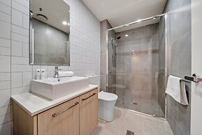 Chic 1-bed With Sophisticated Decor,