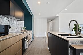 Spacious 2-bed Apartment With Rooftop Views