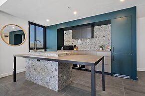 Spacious 2-bed Apartment With Rooftop Views