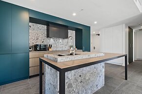 Spacious 2-bed Apartment With Rooftop Views