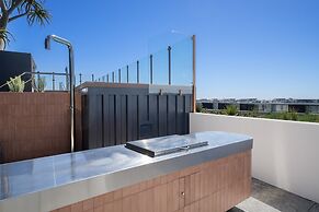 Spacious 2-bed Apartment With Rooftop Views