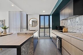 Spacious 2-bed Apartment With Rooftop Views