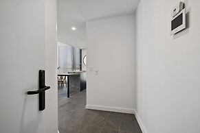 Spacious 2-bed Apartment With Rooftop Views