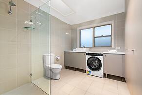 Modern 3-bed With Pool & Water Views by Beach