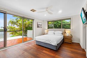 Modern 3-bed With Pool & Water Views by Beach