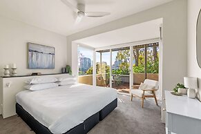 2-bed Harbourside Home With Views in Fab Location