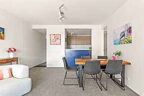 2-bed Harbourside Home With Views in Fab Location