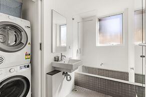 2-bed Harbourside Home With Views in Fab Location