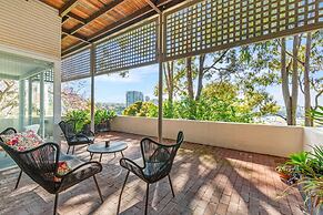 2-bed Harbourside Home With Views in Fab Location