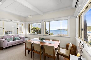 Fairlight 2-bed Apartment Steps From the Beach