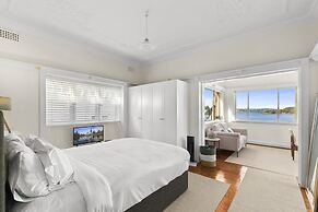 Fairlight 2-bed Apartment Steps From the Beach