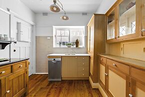 Fairlight 2-bed Apartment Steps From the Beach