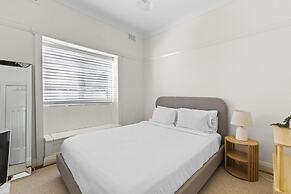 Fairlight 2-bed Apartment Steps From the Beach