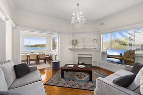 Fairlight 2-bed Apartment Steps From the Beach