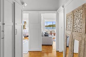 Fairlight 2-bed Apartment Steps From the Beach
