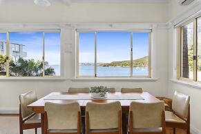 Fairlight 2-bed Apartment Steps From the Beach