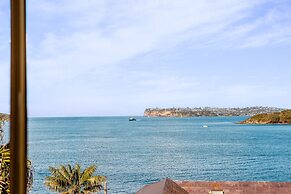 Fairlight 2-bed Apartment Steps From the Beach