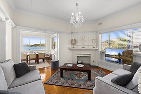 Fairlight 2-bed Apartment Steps From the Beach