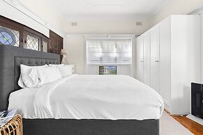 Fairlight 2-bed Apartment Steps From the Beach