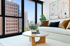 CBD High-rise 1-bed With Pool, Gym & Views