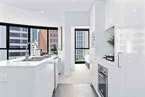 CBD High-rise 1-bed With Pool, Gym & Views