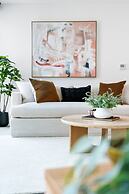 CBD High-rise 1-bed With Pool, Gym & Views
