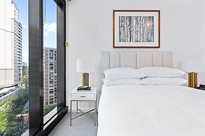 CBD High-rise 1-bed With Pool, Gym & Views
