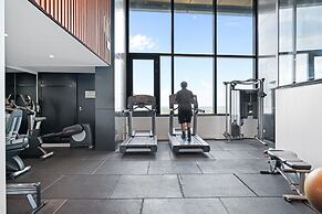 CBD High-rise 1-bed With Pool, Gym & Views