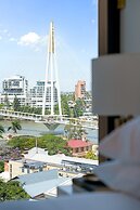 CBD High-rise 1-bed With Pool, Gym & Views