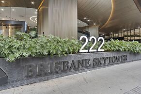 CBD High-rise 1-bed With Pool, Gym & Views