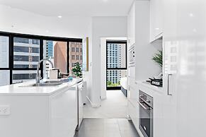 CBD High-rise 1-bed With Pool, Gym & Views