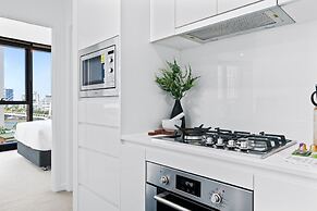 CBD High-rise 1-bed With Pool, Gym & Views