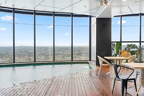 CBD High-rise 1-bed With Pool, Gym & Views