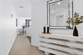 CBD High-rise 1-bed With Pool, Gym & Views