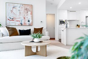 CBD High-rise 1-bed With Pool, Gym & Views