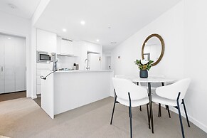 CBD High-rise 1-bed With Pool, Gym & Views