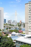 CBD High-rise 1-bed With Pool, Gym & Views